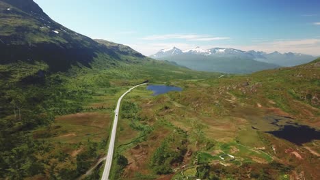 Enthüllen-Schuss-Von-Schneebedeckten-Gipfeln-Im-Hintergrund-An-Einem-Sonnigen-Sommertag-Pt