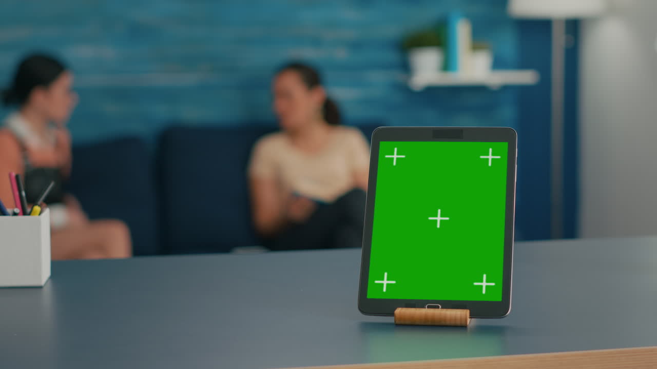 dos mujeres sentadas en el sofá hablando sobre tecnología digital