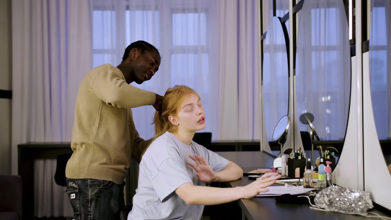 대본을 읽는 여자