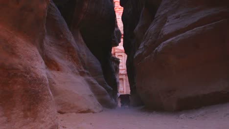 Pferdekutschen-Fahren-Durch-Die-Engen-Schluchten,-Die-Nach-Petra-In-Jordanien-Führen-1