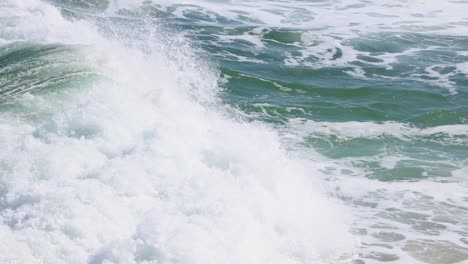 olas oceánicas dinámicas que se rompen en las rocas costeras