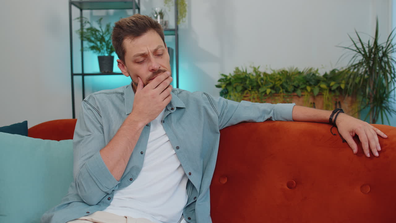 un joven en casa sufre de una situación injusta problema, ruptura, depresión, sentirse mal, agotamiento