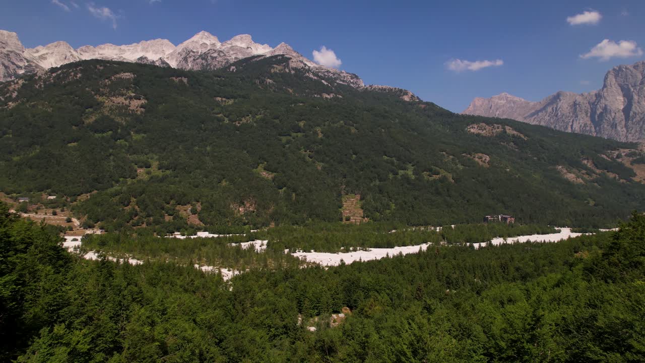 valle de valbona en albania, hermoso lecho de río y bosques verdes bajo montañas alpinas