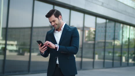 Hombre-De-Cerca-Usando-Un-Teléfono-Móvil-En-La-Calle.-Hombre-Celebrando-La-Victoria-Al-Aire-Libre