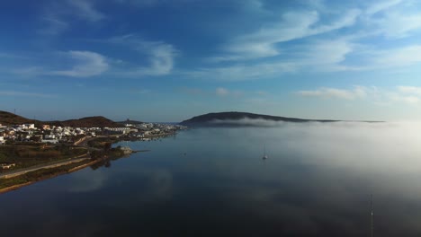 Las-Nubes-Ruedan-Por-Las-Montañas-De-La-Bahía-De-Fornells-En-Menorca-España-Al-Amanecer