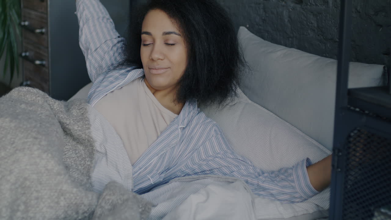 mujer relajándose en la cama