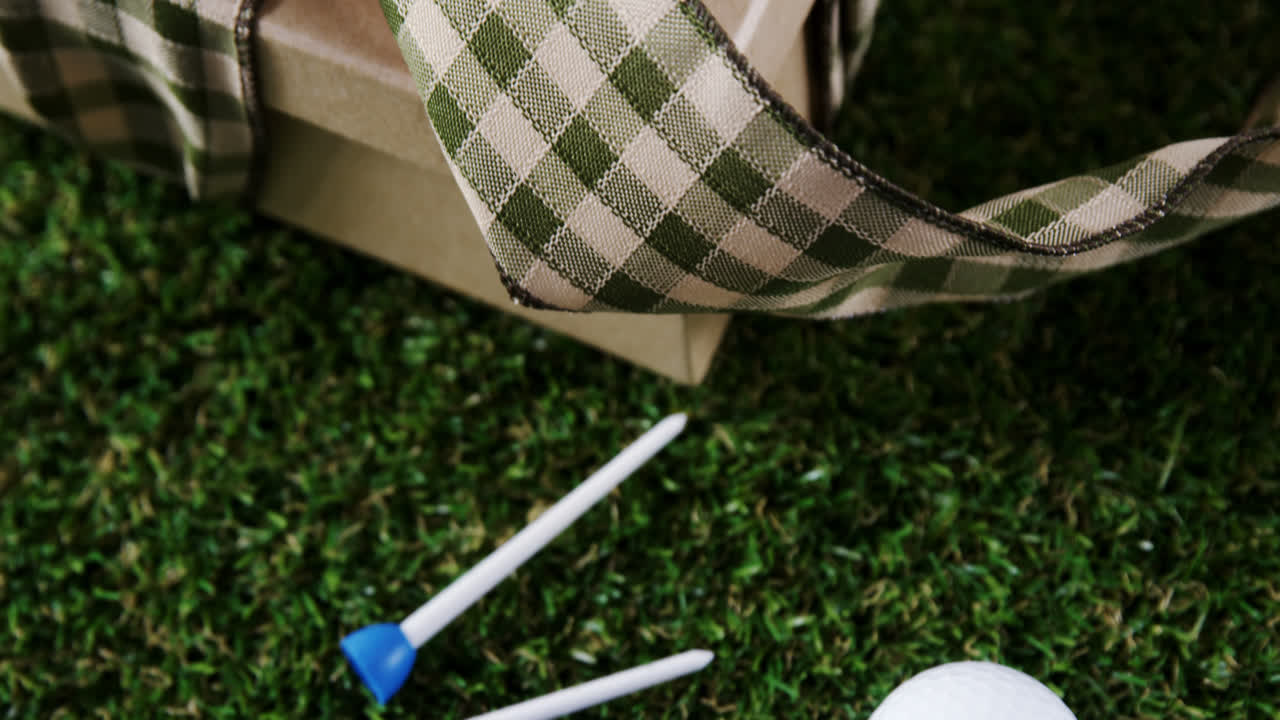 나무판 에  ⁇ 인 선물 상자 와 행복 한 아버지 의 날 카드