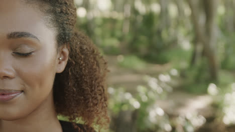 retrato de una feliz mujer afroamericana caminando en el bosque, copia el espacio, cámara lenta