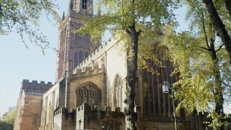 Wunderschöne-Aufnahme-Der-Kirche-Der-Heiligen-Dreifaltigkeit-In-Der-Stadt-Coventry,-England