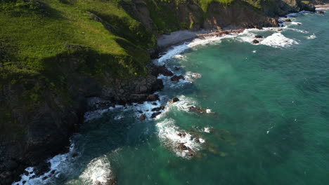 Olas-Rompiendo-En-La-Escarpada-Costa-Del-Sur-De-Cornualles,-Inglaterra,-Vistas-Desde-El-Punto-De-Vista-De-Un-Dron