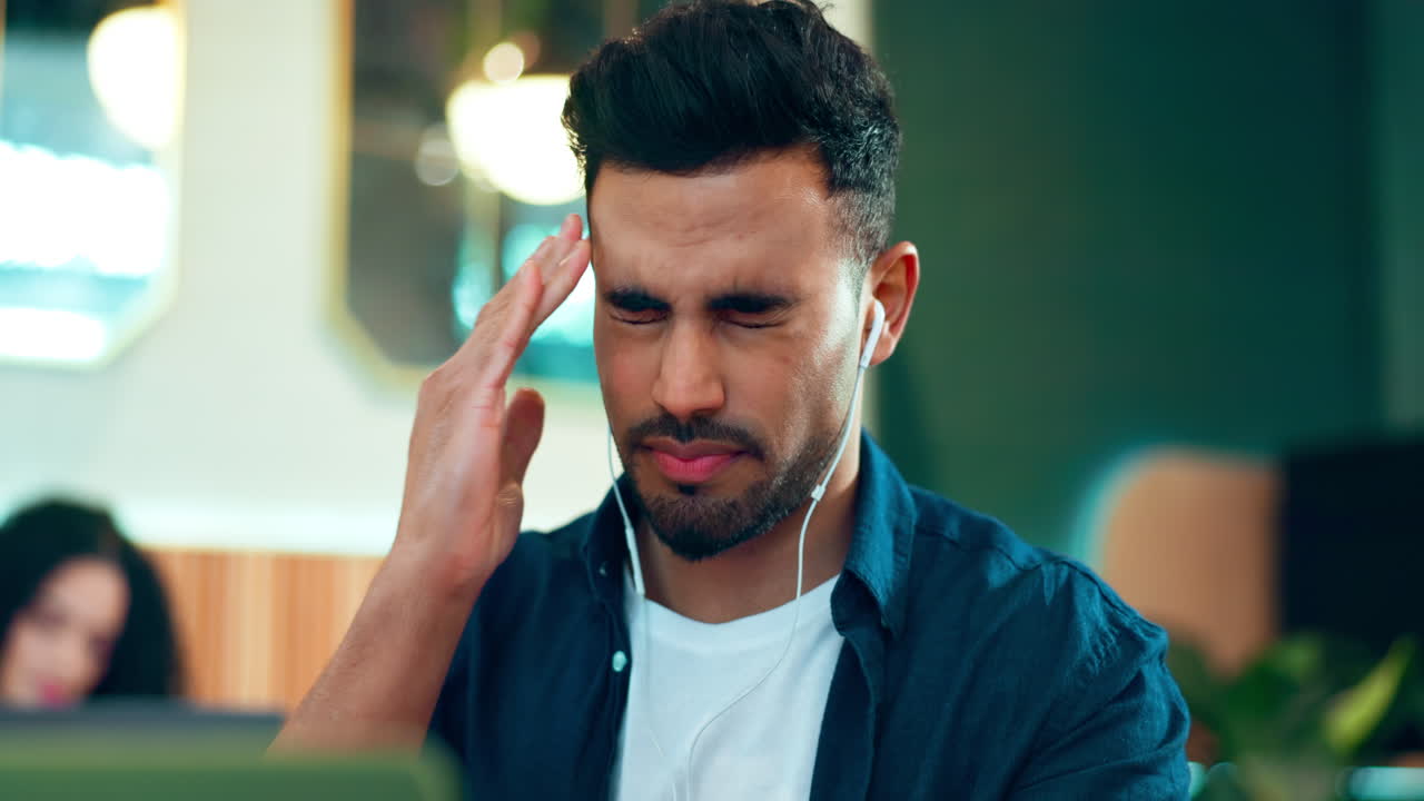 hombre, dolor de cabeza y cansado en la computadora portátil para remoto