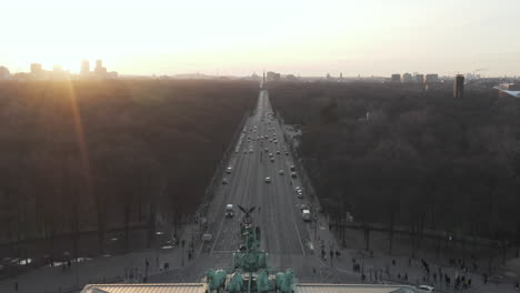 Luftbild:-über-17.-Juni-Straße-Und-Tiergarten-Mit-Berliner-Siegessäule,-Die-Das-Brandenburger-Tor-Im-Schönen-Sonnenuntergangslicht-Enthüllt