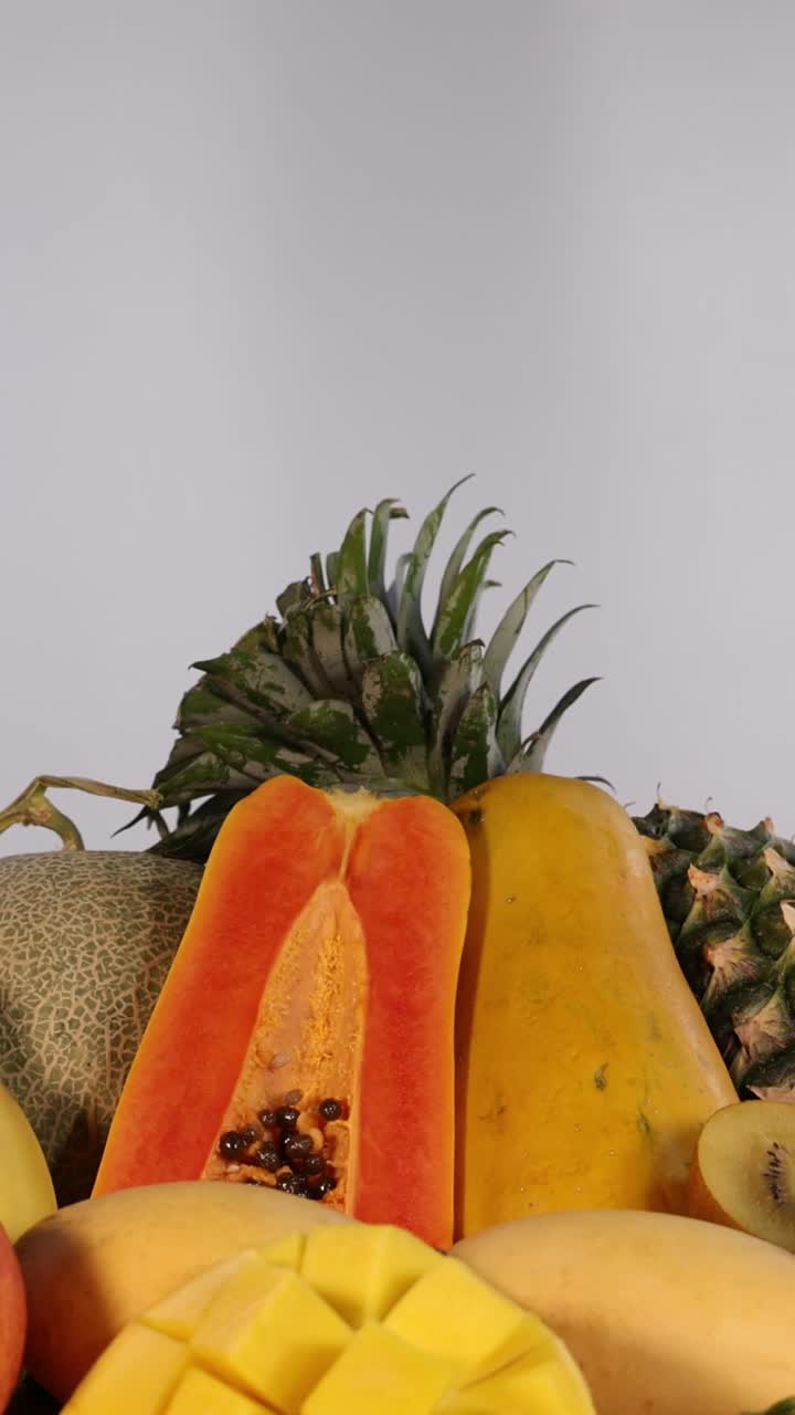 Un vivace assortimento di vari frutti freschi