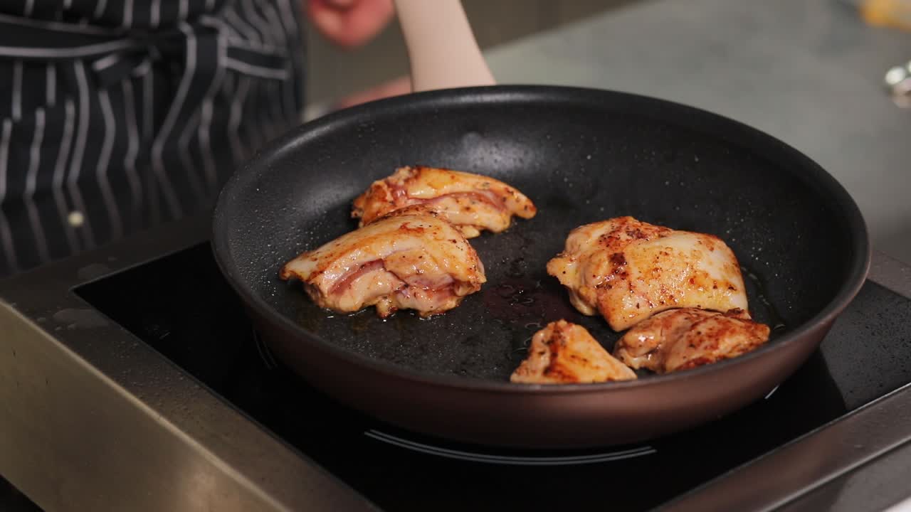 cocinando pollo en una sartén