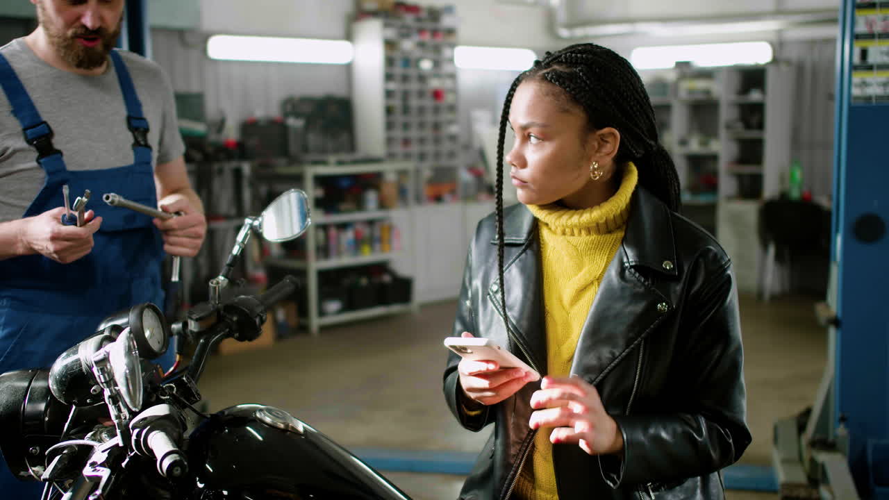 차고에서 기계공과 라이더