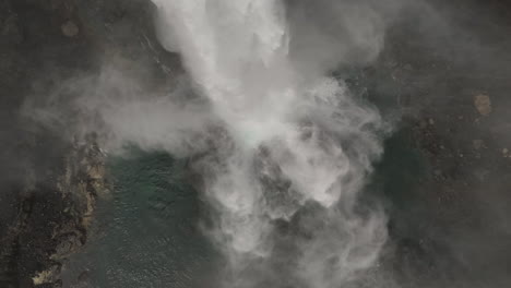 poderosa cascada en islandia el agua golpeando una roca en cámara lenta aérea