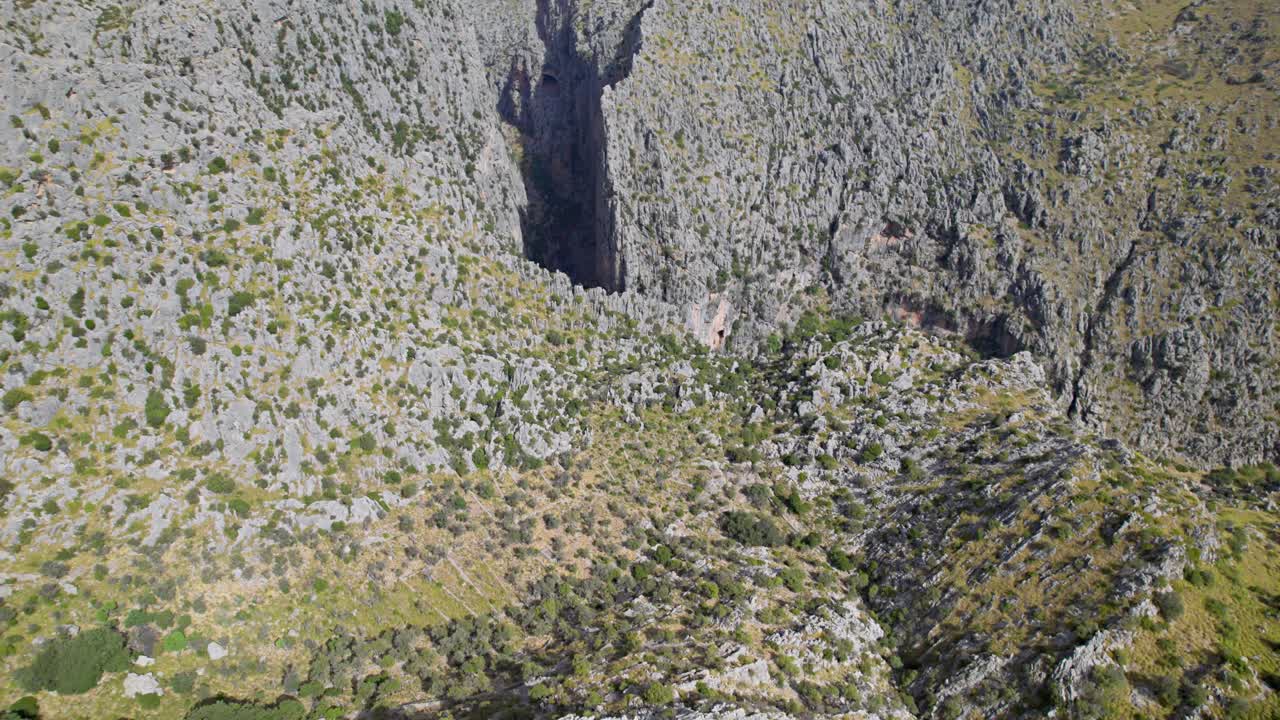 toma de apertura de drones de las montañas rocosas de mallorca serra de tramuntana en el fondo del mar mediterráneo
