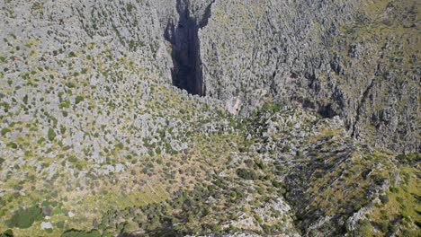 Toma-De-Apertura-De-Drones-De-Las-Montañas-Rocosas-De-Mallorca-Serra-De-Tramuntana-En-El-Fondo-Del-Mar-Mediterráneo