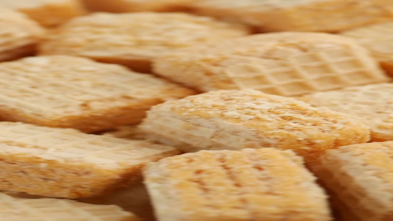 Primo piano di biscotti quadrati congelati