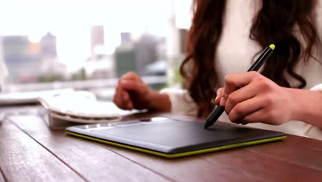 mujer creativa que utiliza gráficos de tableta