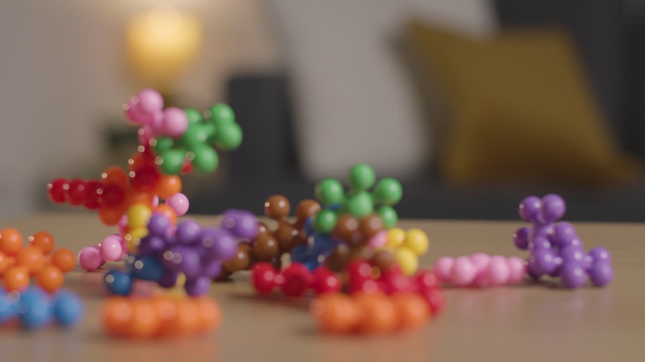 asd 9 진단을 받은 어린이를 위해 집에서 테이블 위에 색 ⁇ 이  ⁇ 힌 모양의 퍼즐