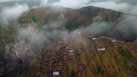 Wolken,-Die-Bei-Sonnenaufgang-Den-Mount-Batur-Passieren