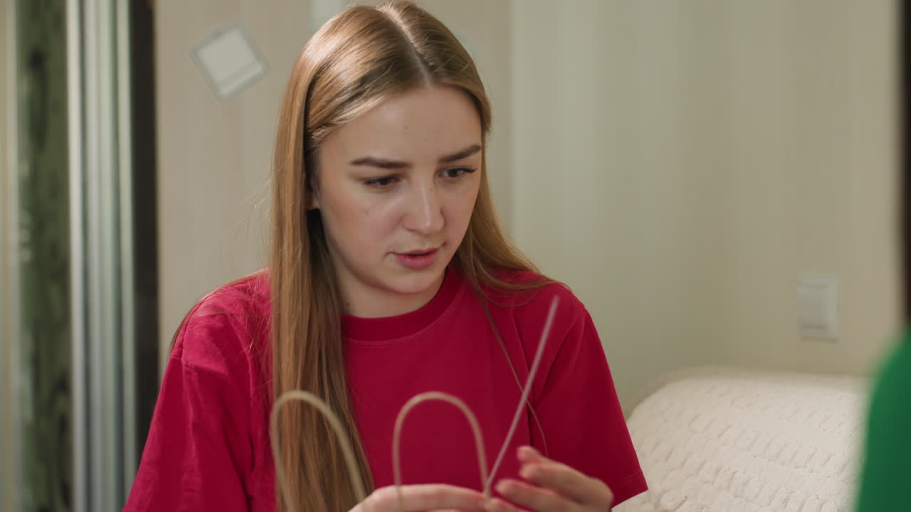 한 여성이 한적한 곳에서 소중한 목걸이와 포장재를 주의 깊게 살펴보고 있어요. 사려 깊은 여성이 평화로운 고독 속에서 아끼는 장신구와 포장 상태를 꼼꼼히 확인하고 있네요.