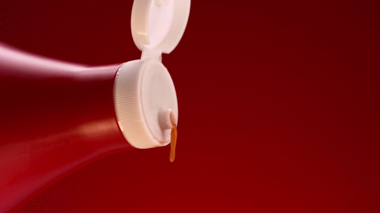 ケチャップのボトルを注ぐ