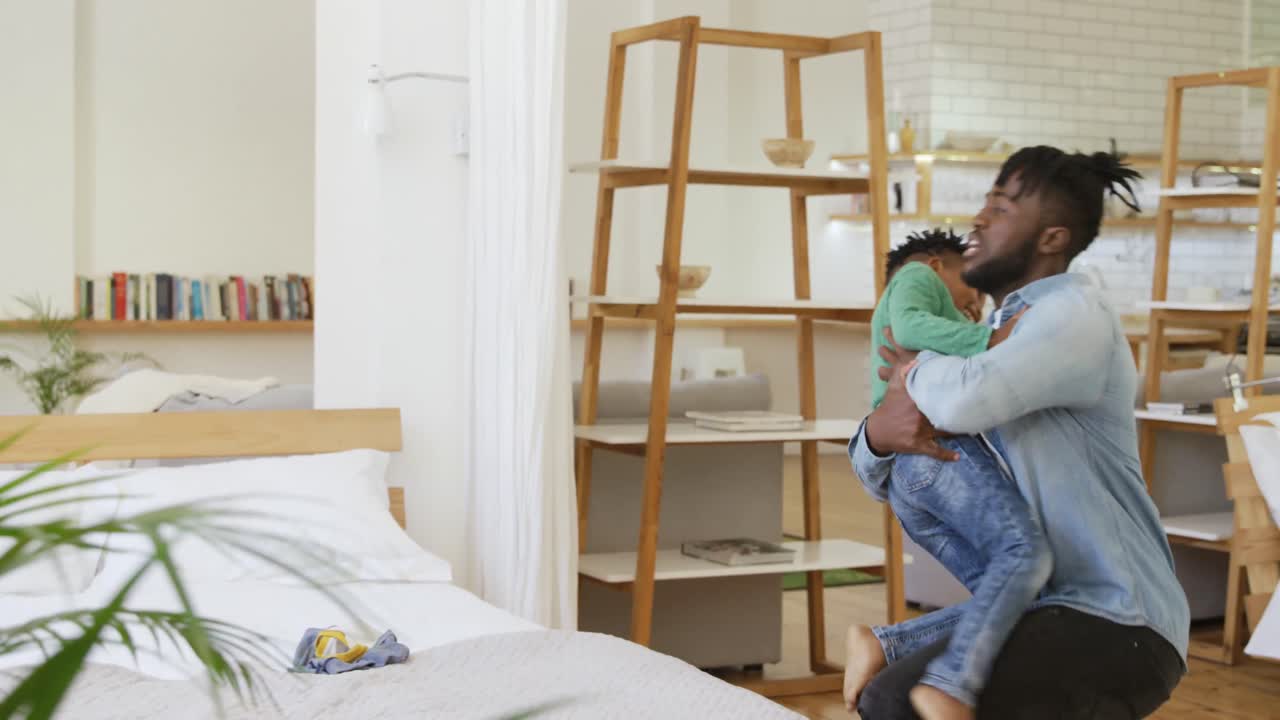 padre e hijo en casa