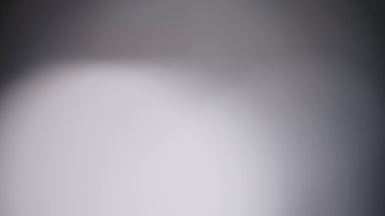 Filmato 4K di perdite di luce multicolore su sfondo nero, che stilizza le transizioni video con effetto bokeh