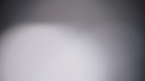 fugas de luz multicolor imágenes de 4k en fondo negro estilizando las transiciones de video efecto bokeh
