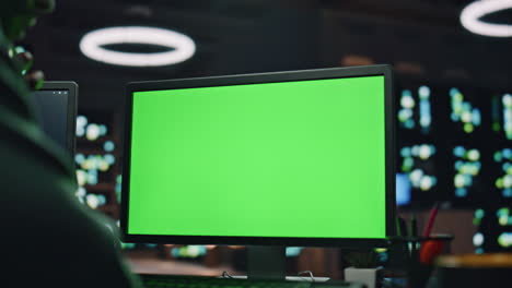 hombre codificando pantalla verde pc en el centro de datos de primer plano. código de programación de desarrollador