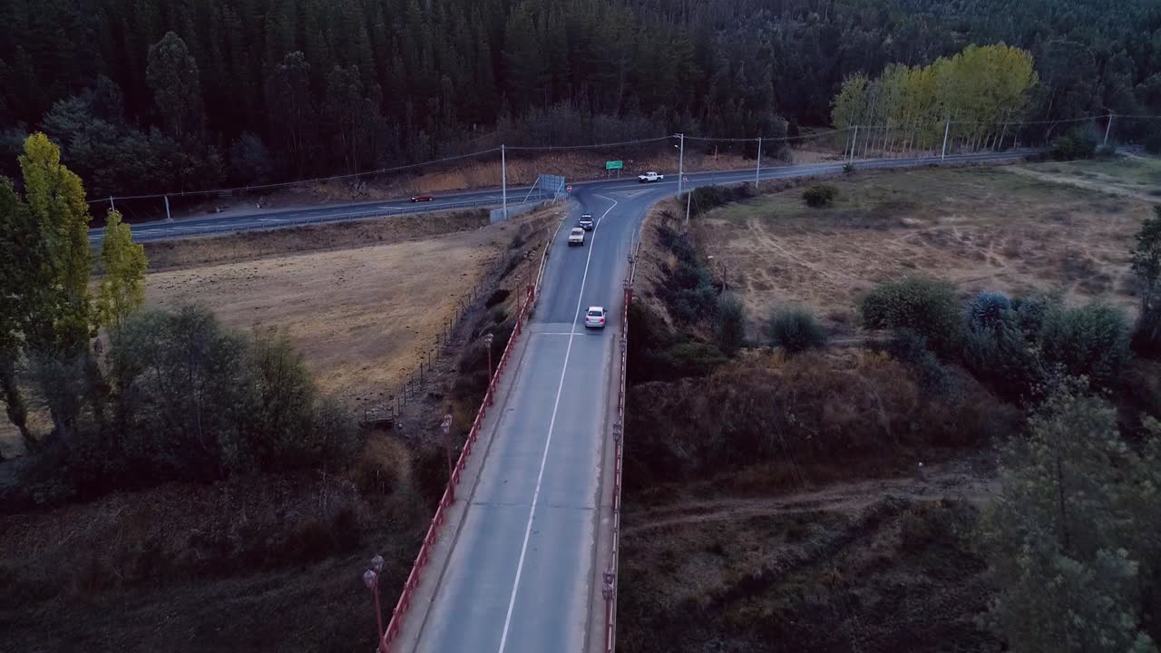 sobrevolando un puente rural con drone en vichuquen chile