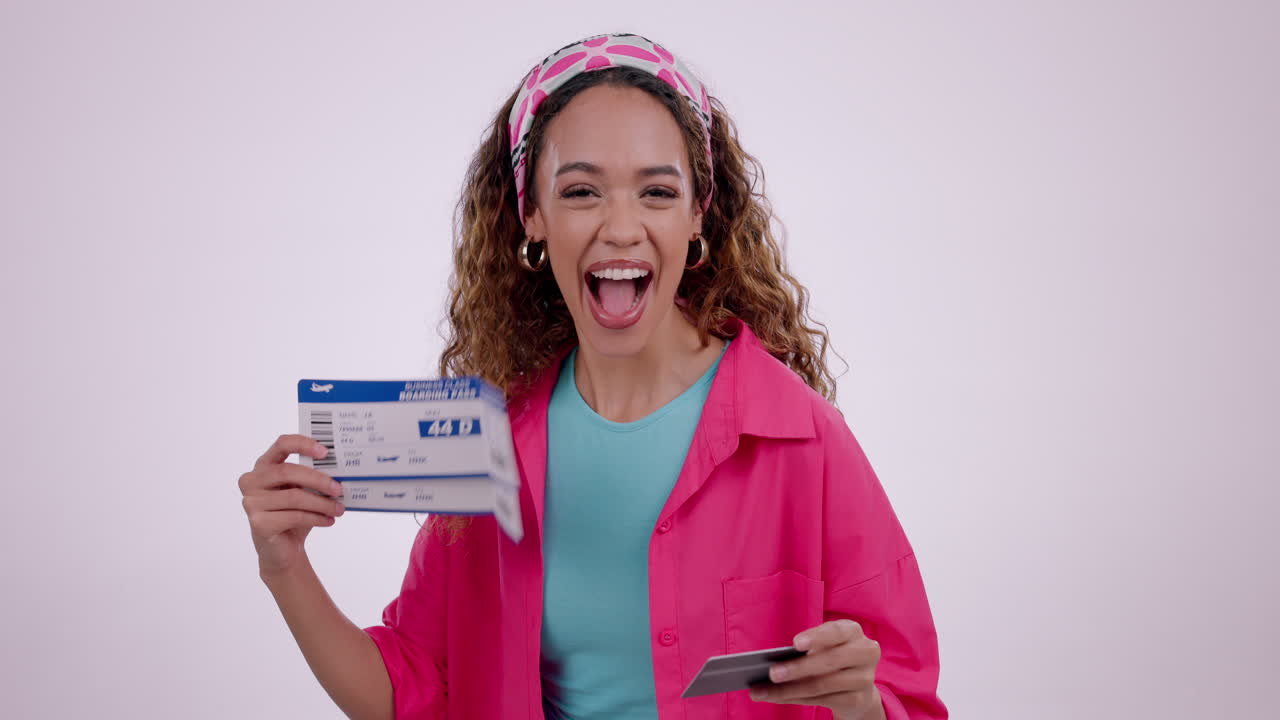 mujer feliz, tarjeta de crédito y boletos de avión