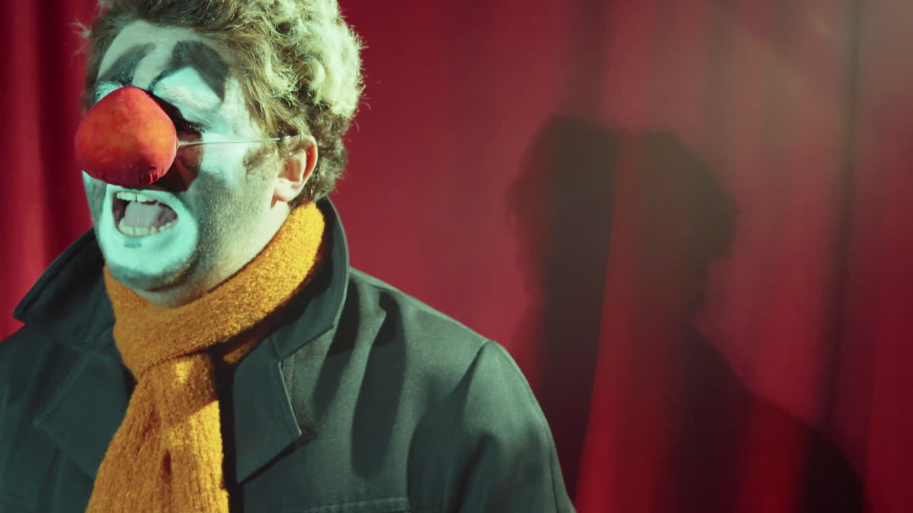 payaso actuando en el circo