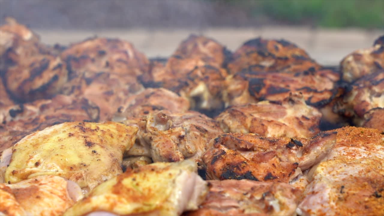 야외 화덕에서 장작불에 굽고 있는 치킨