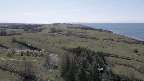 Drohnenaufnahmen-Von-Kleinen,-Wunderschönen-Sanften-Hügeln-Auf-Der-Klimaneutralen-Dänischen-Insel-Samsø