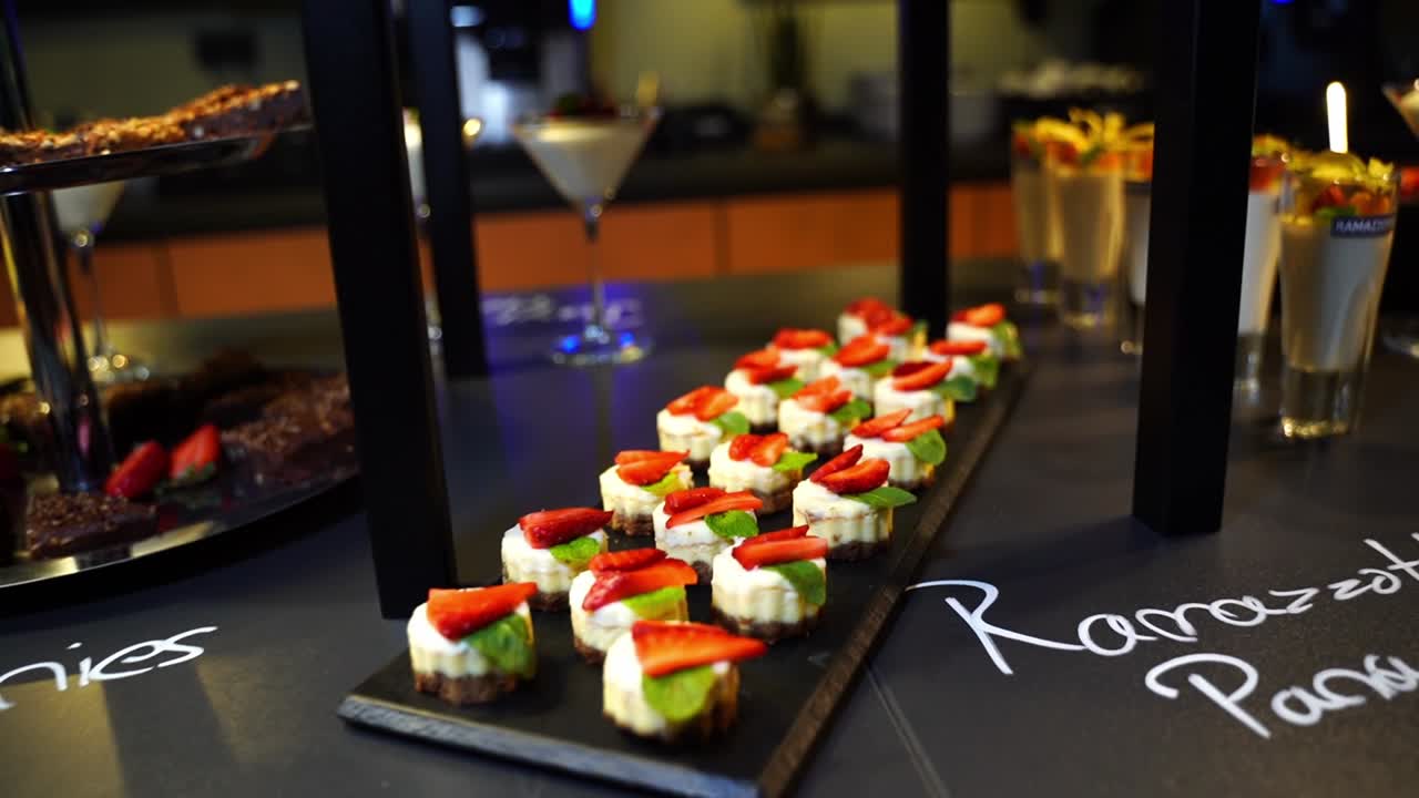 맛있는 디저트 딸기 크림 케이크 검은 접시에서 뷔페에서 호텔 이벤트