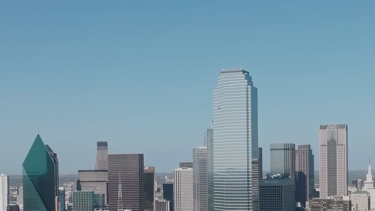 晴れた日のダラスのダウンタウンのスカイラインを空から眺めた景色