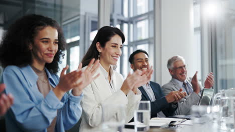 un grupo de hombres de negocios aplauden durante una reunión