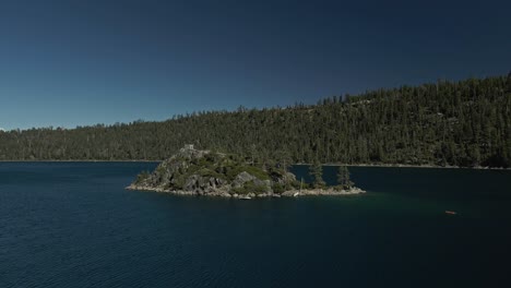 Imágenes-Aéreas-Acercándose-A-La-Isla-Fannette-En-Lake-Tahoe