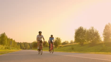 Kamerafahrt-Einer-Gruppe-Radfahrer-Auf-Einer-Landstraße.-Vollständig-Zur-Kommerziellen-Nutzung-Freigegeben.