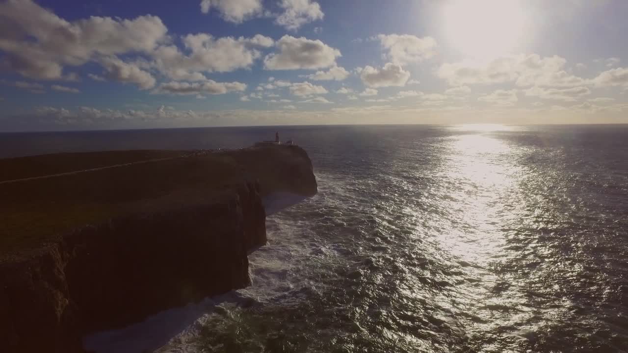 grandes olas en el punto más al sur oeste de europa, cabo de são vicente y sagres en el algarve, portugal