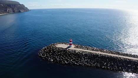 Vista-Aérea-De-Un-Faro-En-El-Rompeolas