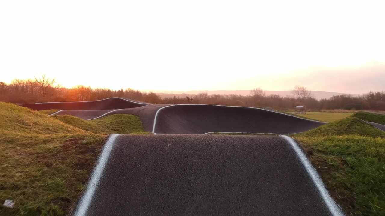 bmx 펌프 트랙을 타고 있는 eboarder