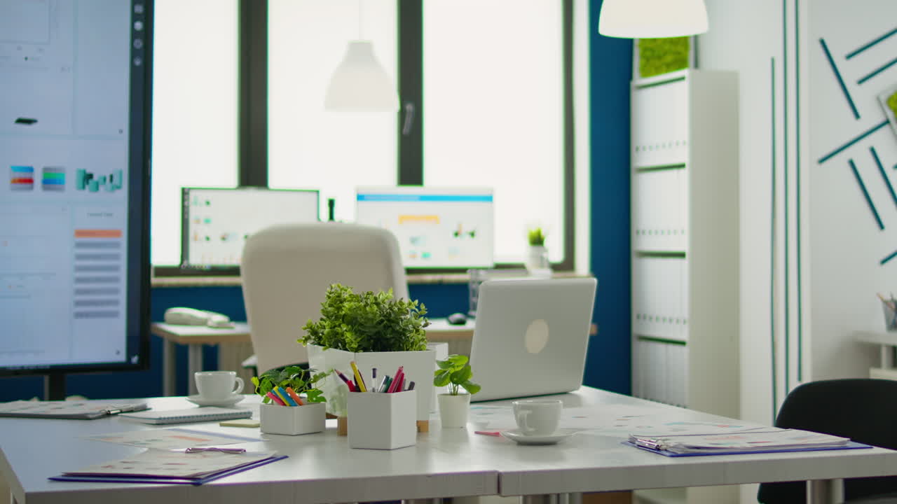 아무도 없는 사무실에서 브레인스토밍을 할 수 있습니다.