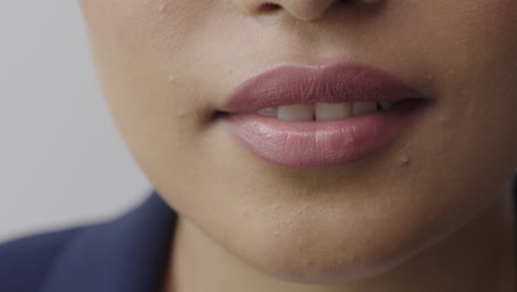 mujer de cerca labios hermosos con lápiz labial brillante maquillaje cosméticos