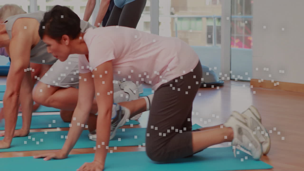 피트니스 수업에서 픽셀화 된 애니메이션 오버레이를 가진 사람들이 매트에서 운동합니다.