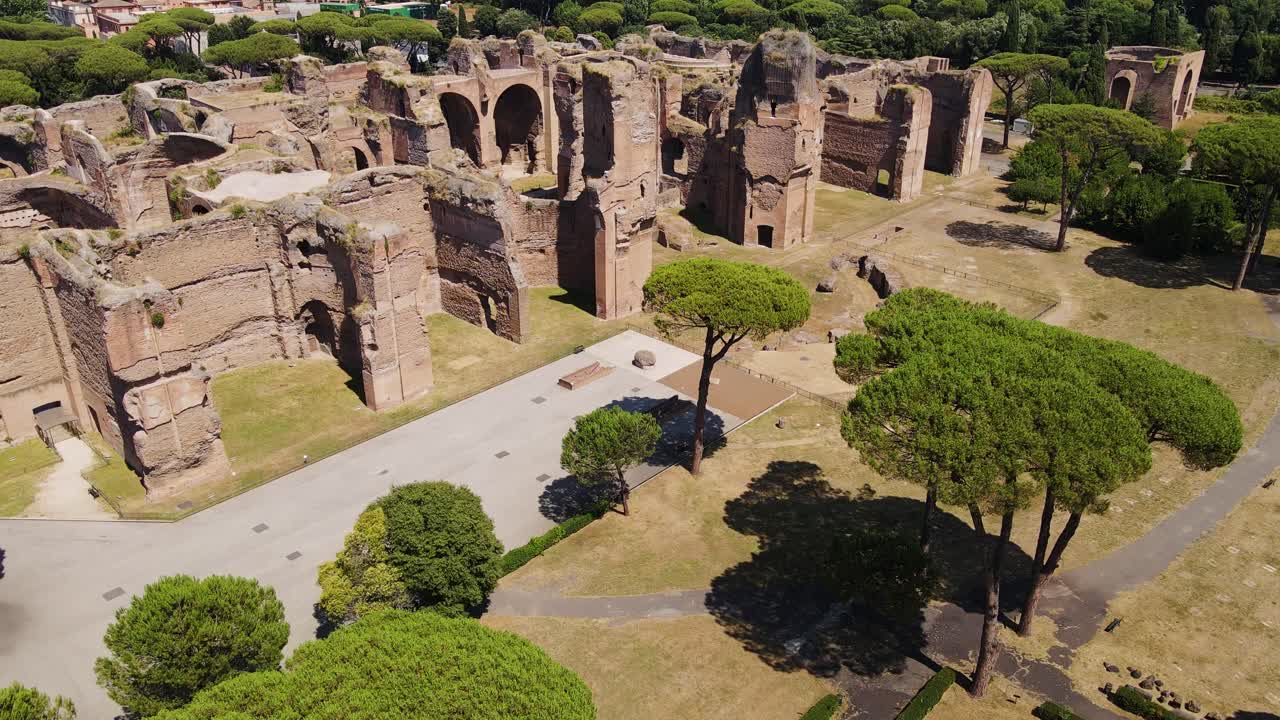 은 날, 울창한 초록색으로 둘러싸인 고대 로마의 카라칼라 목욕탕, 드론