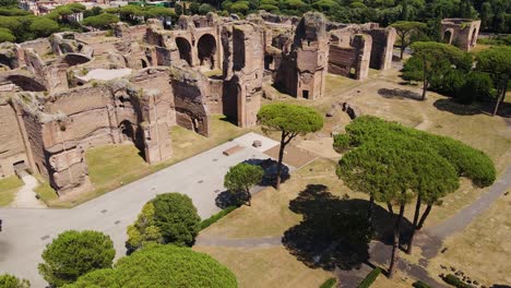 antiguos baños romanos de caracalla rodeados de exuberante vegetación en un día soleado, dron